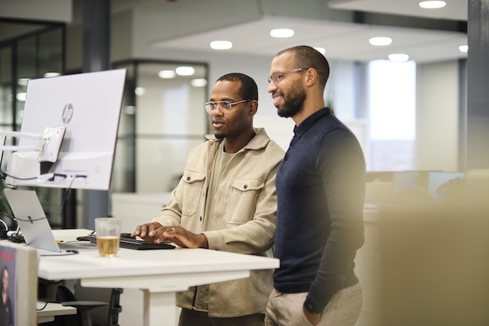 Two colleagues at work with the computer at the Fresco Farma office