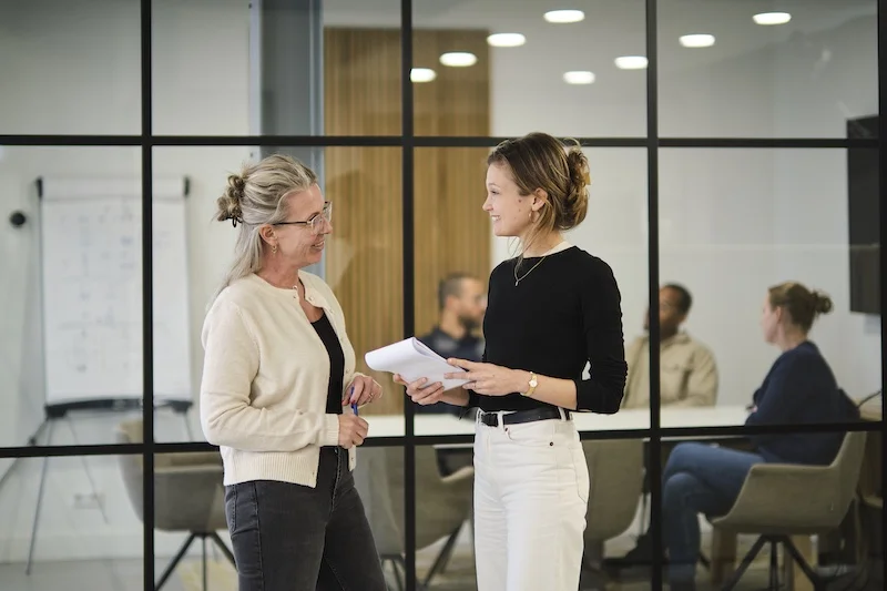 Overleg tussen collega's op het kantoor van Fresco Farma